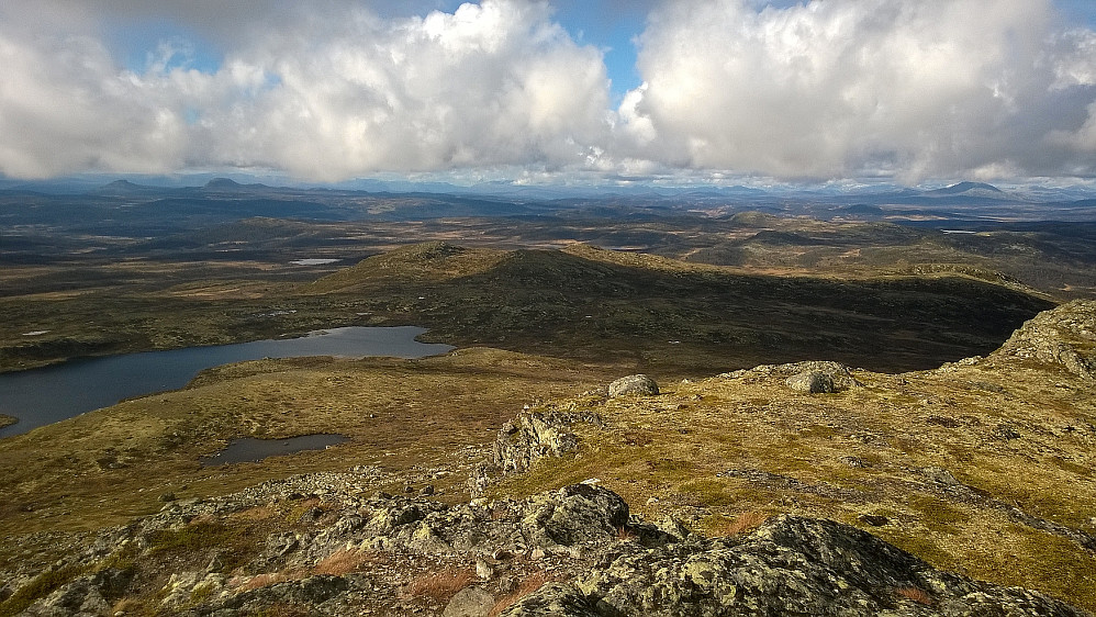 Utsikt fra Djuptjernkampen i retning Jotunheimen. Rundemellen og Skarvemellen kan forresten også anes.