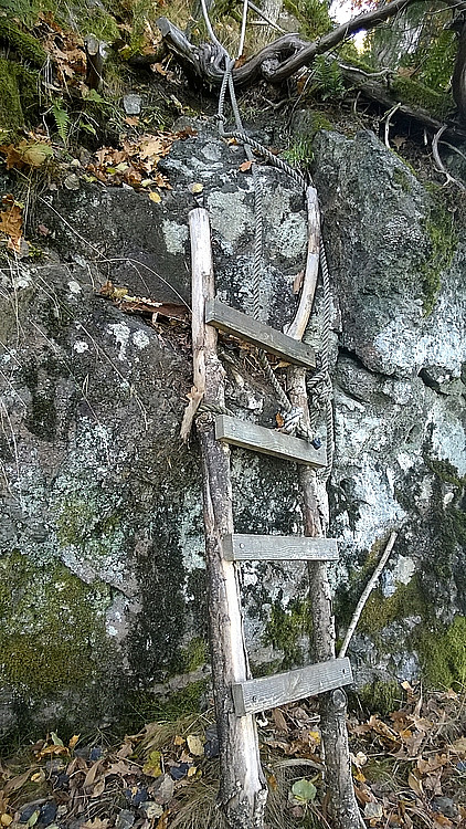 En liten trestige er satt opp underveis. Kan omgås i noe utsatt terreng.