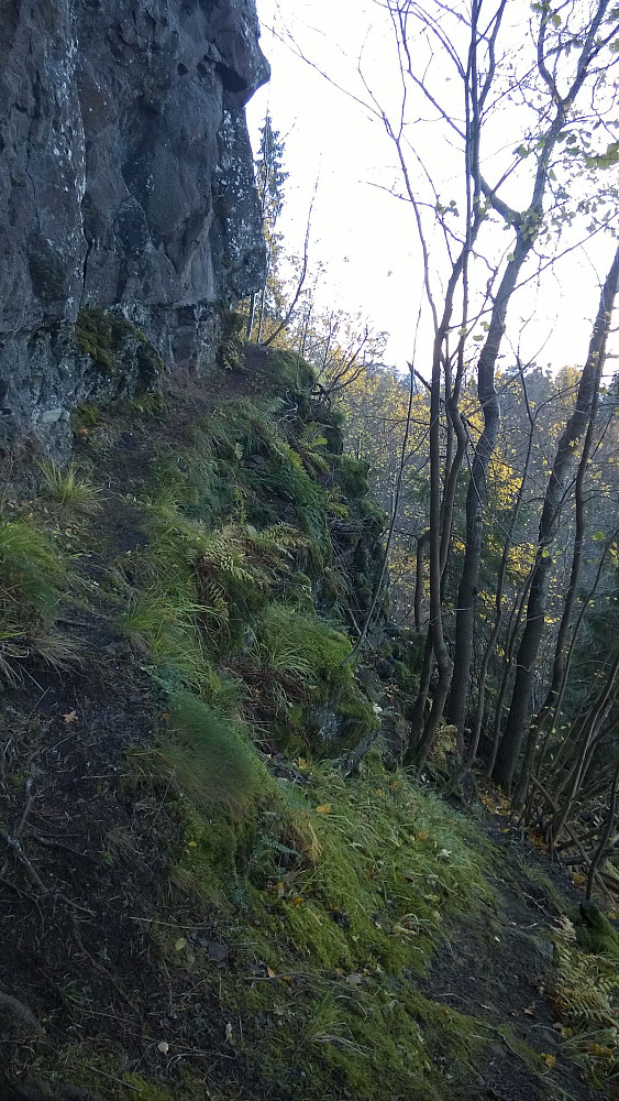 Stien går i bratt terreng rundt noen klippeframspring opp mot Røverhula.