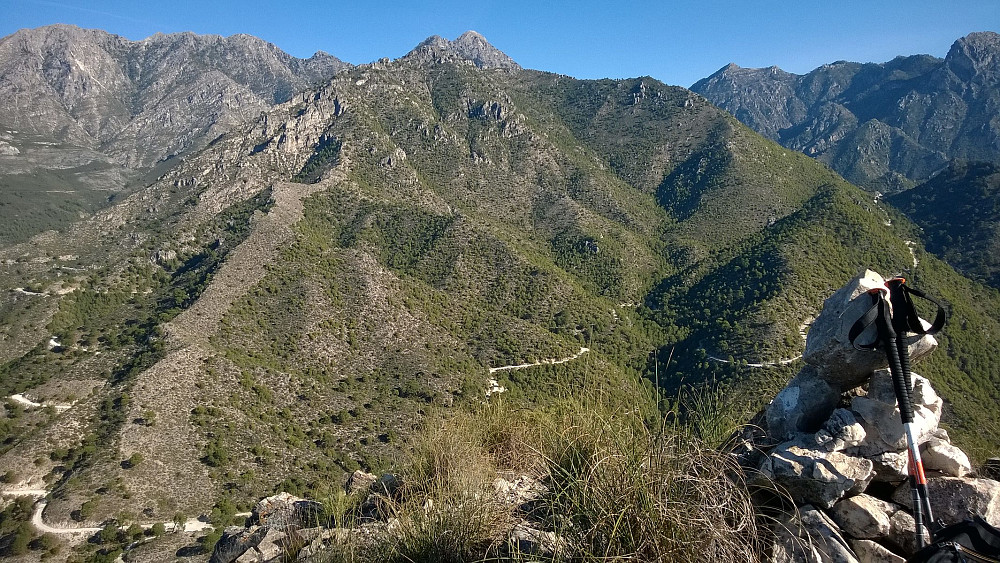På Cerro Verde. Cerro de Las Tres Cruces smelter her omtrent sammen med Cerro Lucero bak.