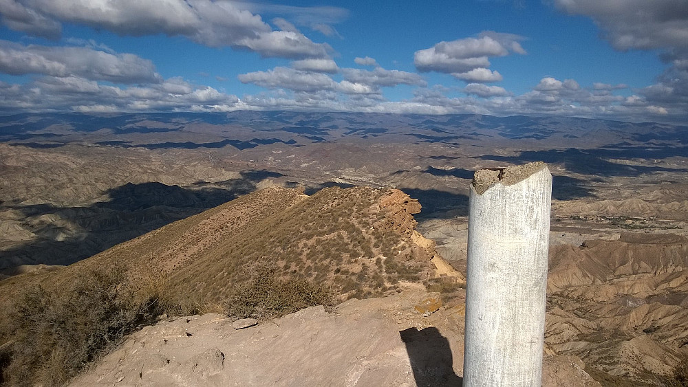 Betongsøyle på høyeste punkt er ganske vanlig på en del topper i Andalusia, har jeg erfart.
