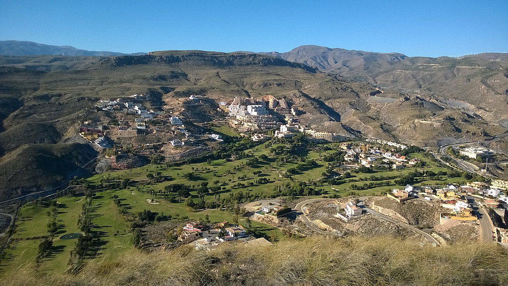La Envia, hvor vi bodde i en flott leilighet til en billig penge, med Cerro de la Mesilla bak.