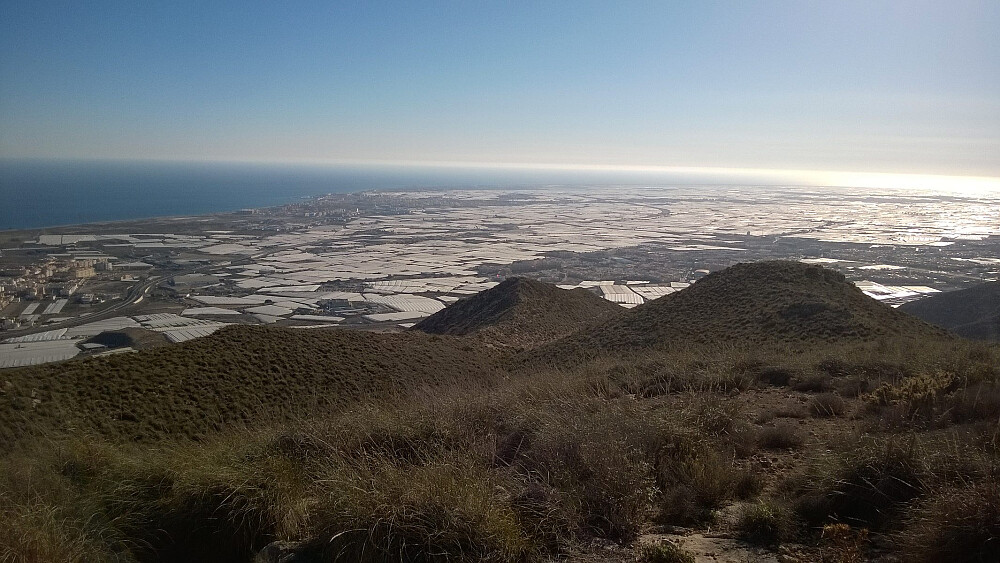 Mot Roquetas de Mar. Ufattelige mengder hvit presenning over grønnsak-avlingene i områdene her ved Almeria.