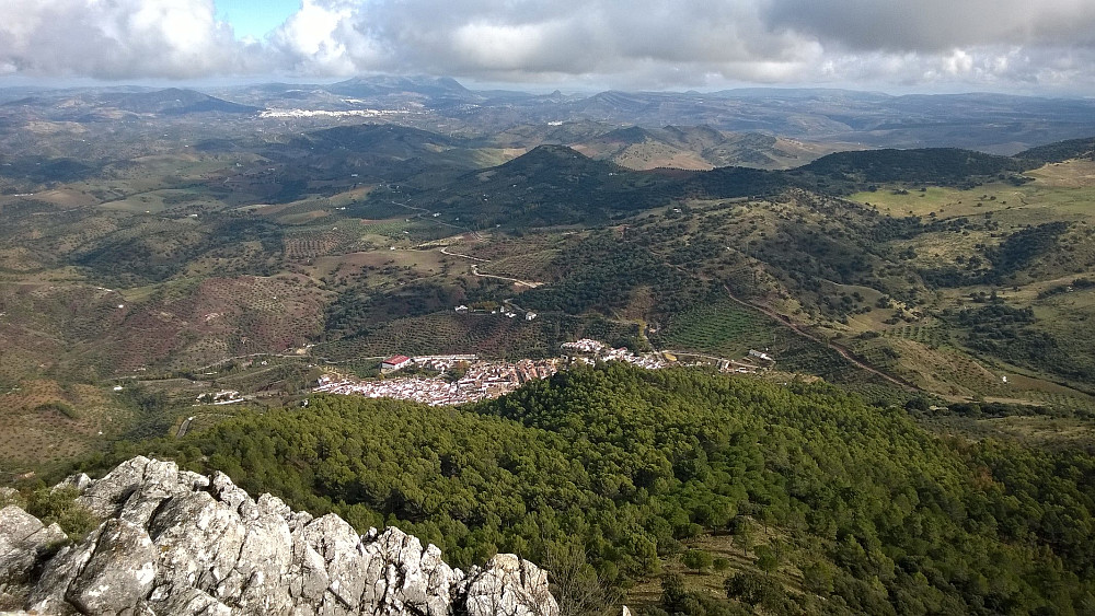 Utsikt fra Lagarin mot nord, med landsbyen El Gastor nærmest.