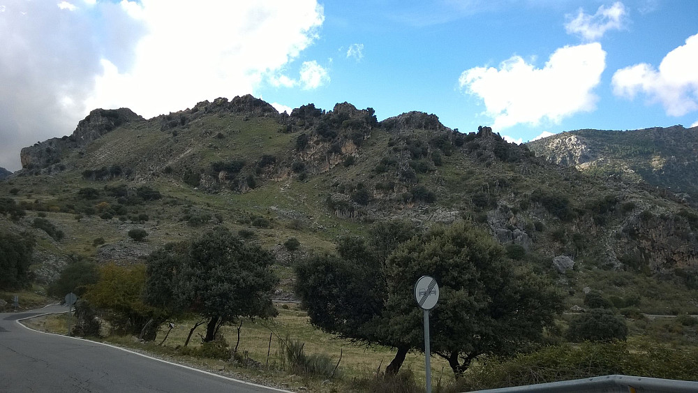 Tajo de la Ermita fra veien mot Grazalema - øst for toppen. Kan se grei ut herfra, men flere piggtrådgjerder for geiter sperrer atkomsten "overalt."