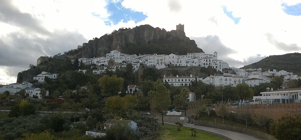 Castillo de Zahara sett fra nordsida. Her ville jeg definitivt parkert nede ved hovedveien, og gått opp de trange bygatene til stistart for borgen.