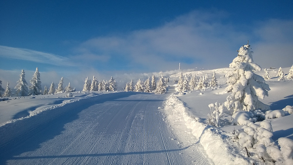 Snøkanonene i alpinbakken gikk for fullt i blåsten.