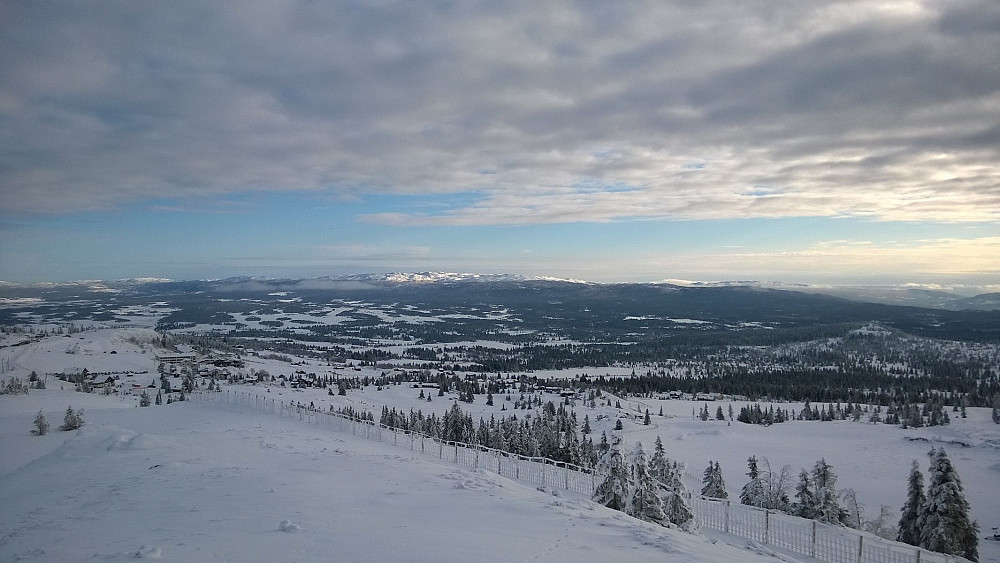 Sola har kommet på Nystølvarden i det fjerne, som jeg var på i stad.