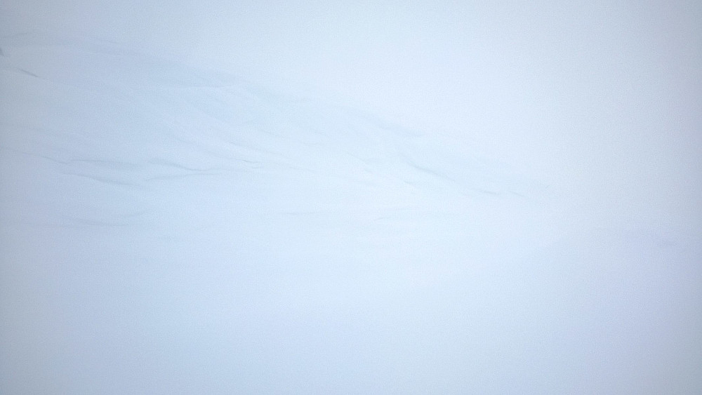 Gikk rett inn i en loddrett vegg av snø på returen; gjenkjent som en 2-3 m skavl like vest for toppen av Freningfjellet.