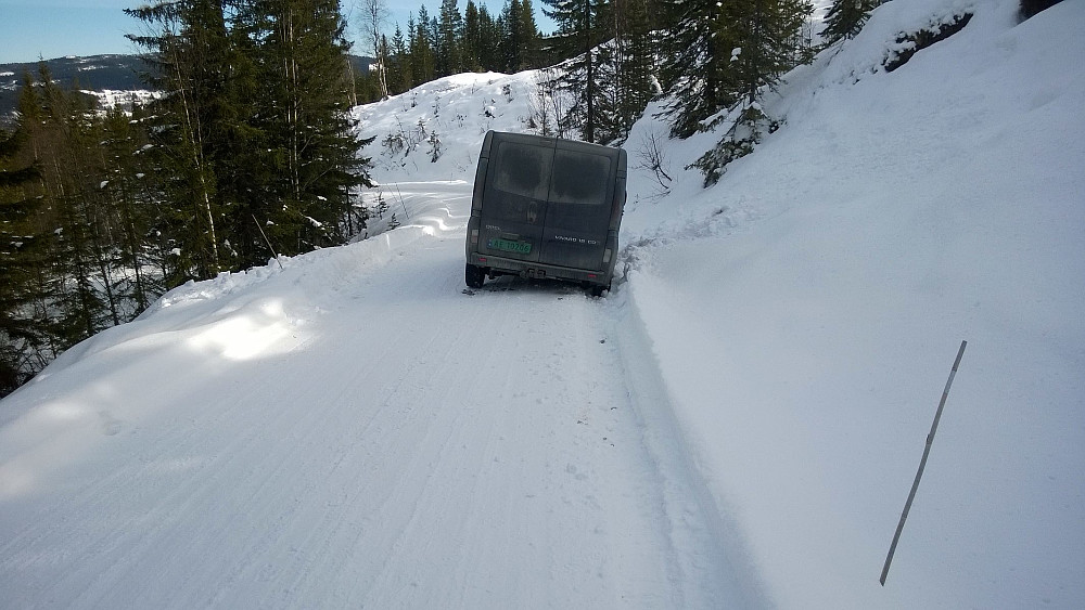 Bilen hvilte på issvullen/kanten av veien. Ikke snakk om å rikke på 1700 kg da...Sjekk brøytepinnen!