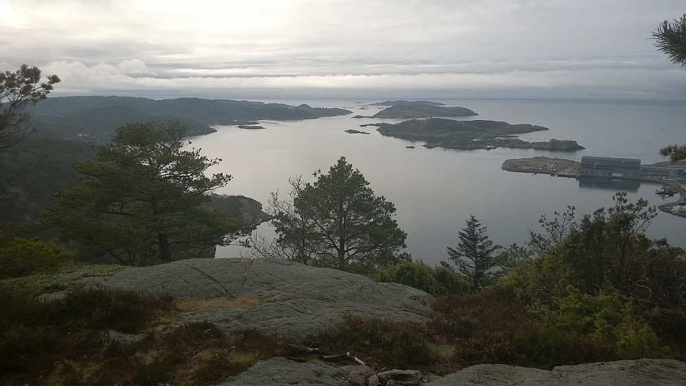 Litt disig morgen på utsiktspunktet sør for Kua; Norges sørligste topp med over 100 meter i primærfaktor.