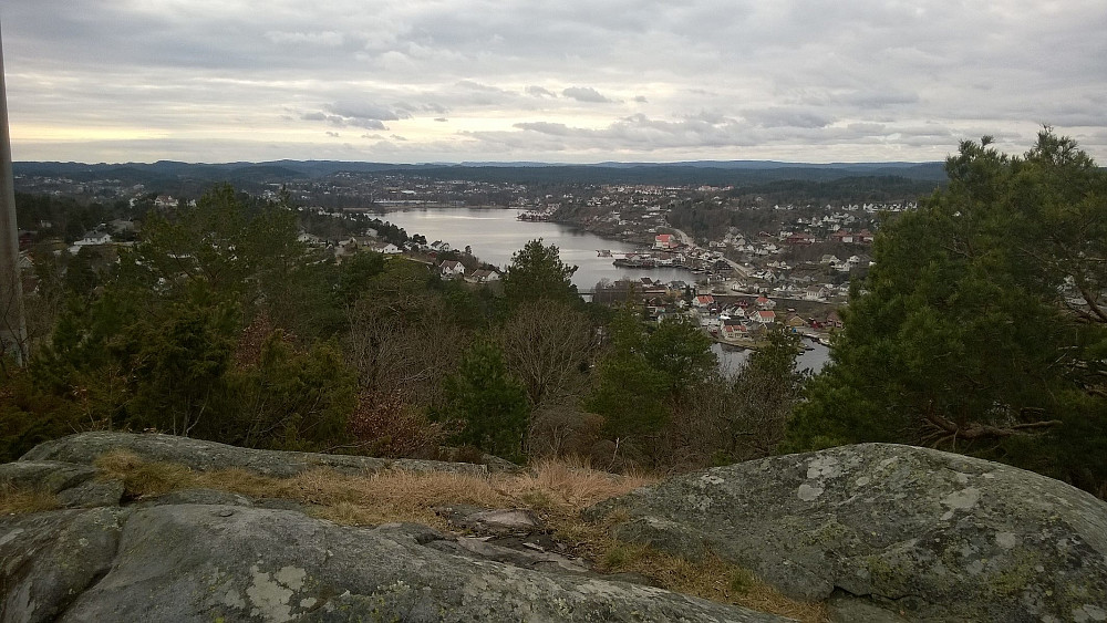 Utsikt fra toppen mot SV: Arendal.