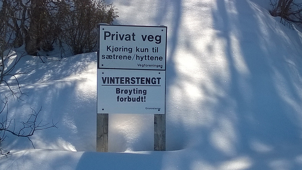Synes dette skiltet nær parkeringa ved Jomfruslettfjellet er så morsomt: Disse ivrige brøyterne, altså! HER får de i alle fall ikke lov til å brøyte, for det er forbudt! Brøyt et annet sted!