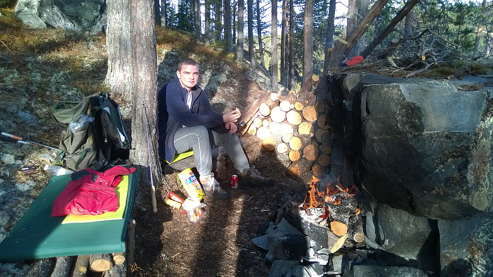 Lars-Petter var kommet hjem på påskeferie, og møtte meg på ettermiddagen. Det ble en koselig bålfyretur, og merkelig nok helt vindstille her!