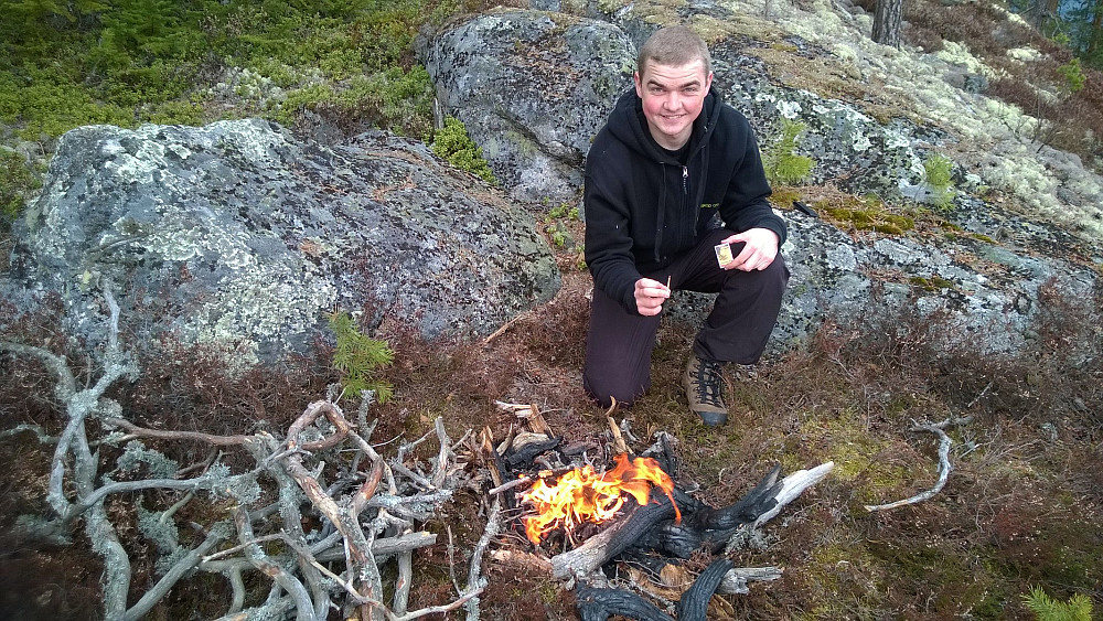 Det var bra med tørr ved i området, og sønnen fikk utfordring å klare å gjøre opp bål med bare en fyrstikk. Det gikk svært så enkelt.