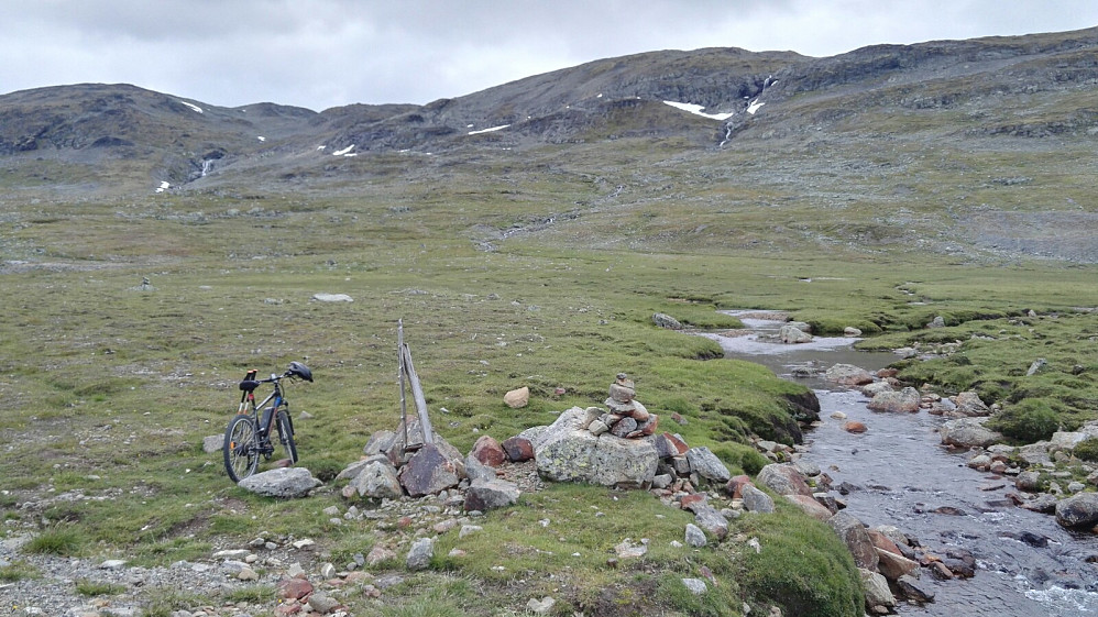 Sykkelen parkert ved stistart, rettelse; starten på vardinga. Det er ikke så mye sti å snakke om oppover lia her.