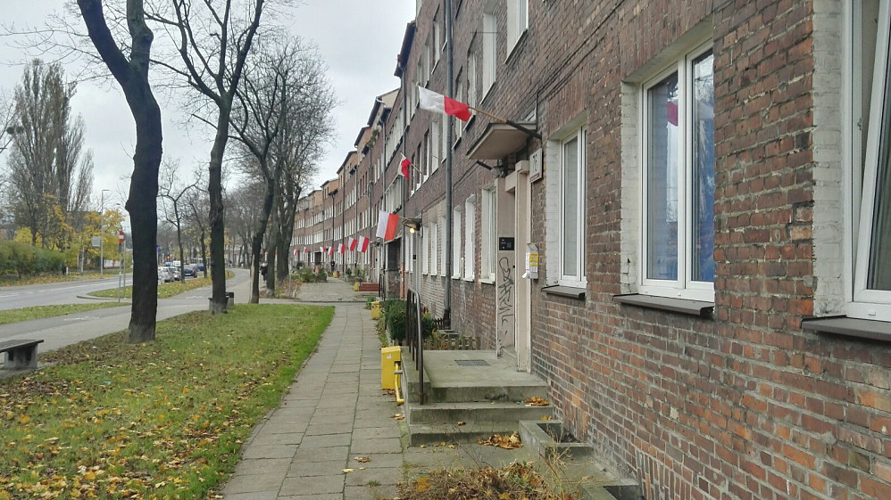 Alt i går ettermiddag begynte de polske flaggene å bli hengt opp.