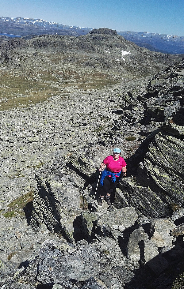 På ca 1500 m er det en bred skrent som må forseres. Uproblematisk i god sikt. Etter dette ble stien utydelig.