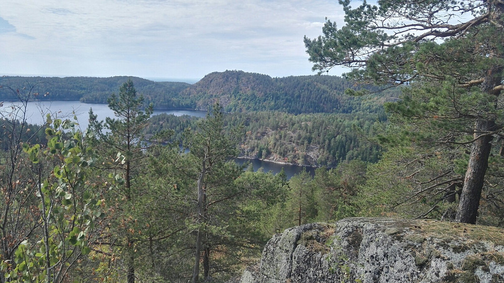 Gikk bort til et utsiktspunkt, og fikk et ok bilde mot dagens forrige topp; Kjerringåsen.