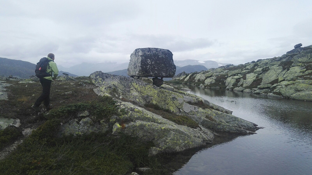 En merkelig stein oppsøkes. Den lå horisontalt stablet på mindre steiner på et noe skrått underlag. Merkelige saker, gitt!