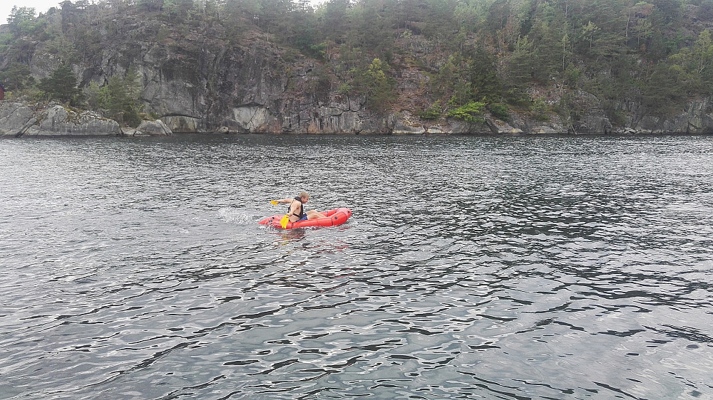 Sønnen tester alternativ padling; kun med åreblader.