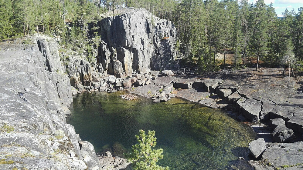 Herlig overblikk over amfiet, og jeg regner med at det ikke er hvert år jeg kan stå akkurat her og ta bilde. Vannføringa var svært liten nå, på grunn av tørken som har vært.
