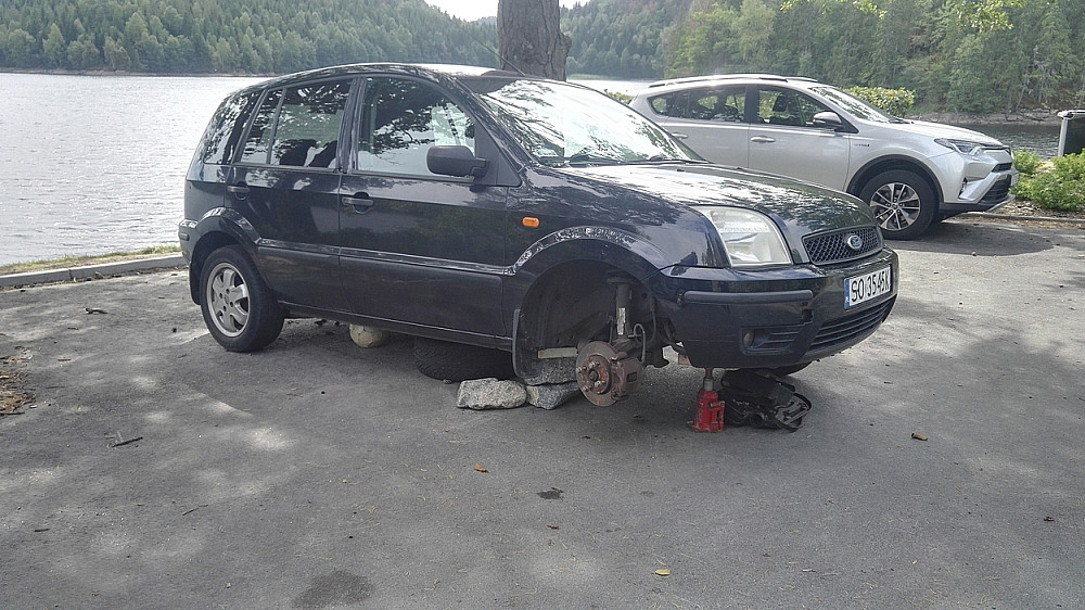 Improvisering for uheldig polsk bilist. Legg merke til hvor omhyggelig bilen er sikret om jekken brister...Særlig aller bakerst, med en fotball...