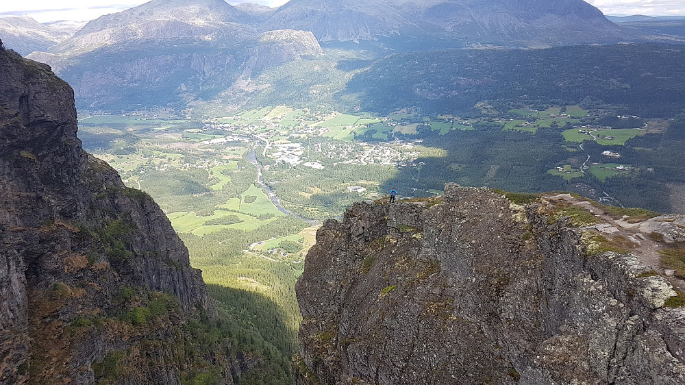 Sønnen tok dette bildet av meg fra pinakkelen, der jeg utforsket sprekken i fjellet utenfor. (Sprekken kan ikke sees herfra.)