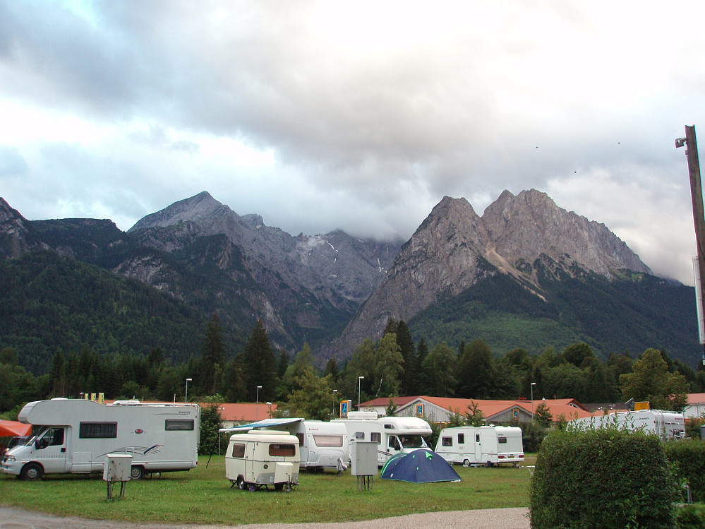 Alpspitze (noe til venstre) sett fra campingen. Waxenstein noe til høyre.