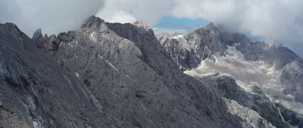 "Jubigrat" sett fra Alpspitze noen dager i forveien. Vollkarspitze til venstre, der også den mindre pinakkelen synes like til høyre. Zugspitze i skyene til høyre i bildet.