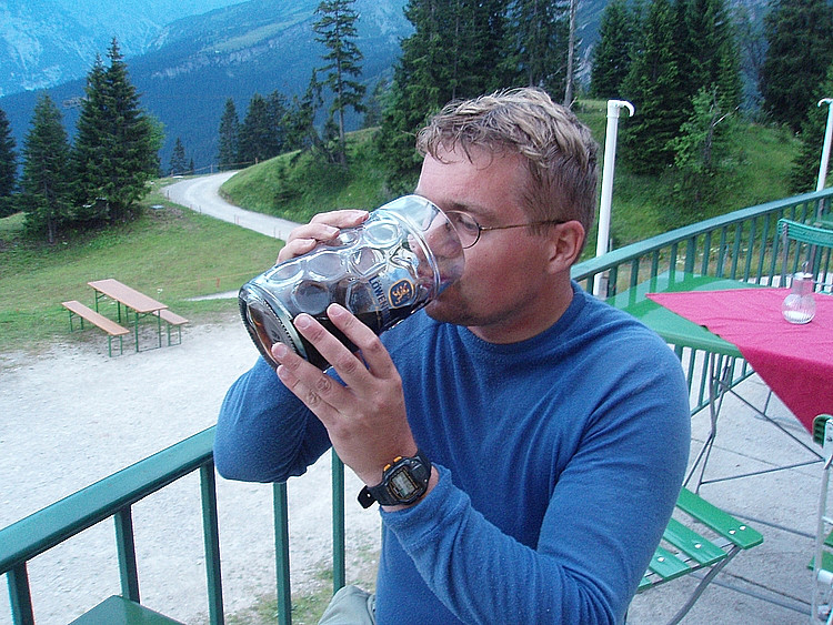 Ah! Overlevd! Colaen på Kreutzeck er den største og beste jeg noen gang har drukket. Gutta hadde mye moro av dette øyeblikket.