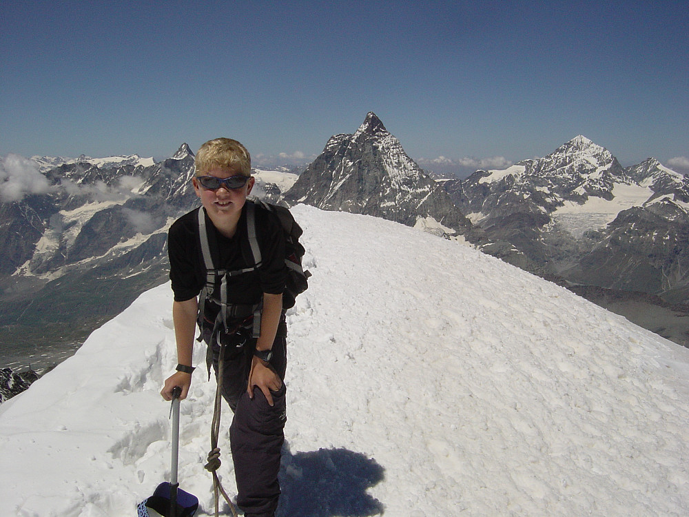 Lars-Petter på toppen, med Matterhorn i bakgrunnen.