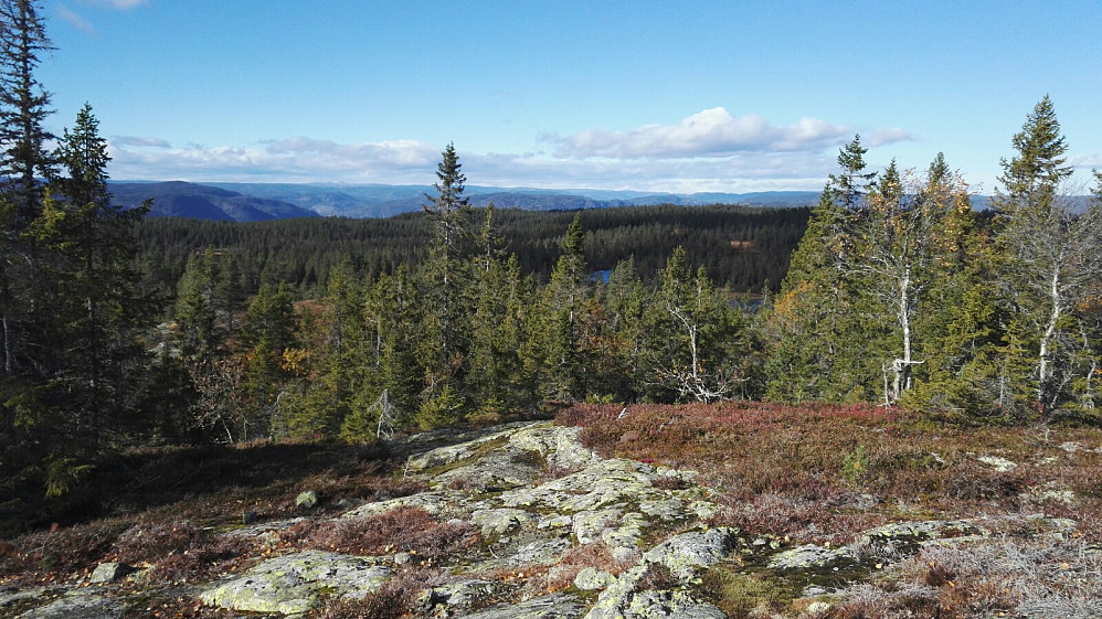 Utsikt i retning Valdres, der jeg kunne skimte tårnet på Kjeldeknatten i alle fall.