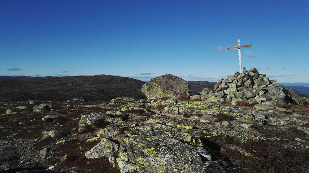 Toppen av Svarttjernkollen, med Jøranfisen i bakgrunnen. Nådde toppen i frisk vind på meget snaue timen fra parkeringa uten å ha stresset, men sykkel var god å ha på veien selvsagt.