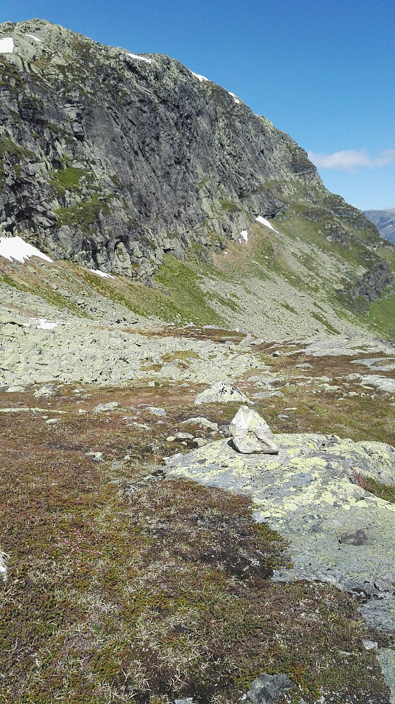 Uksestien går ganske tett oppunder den bratte østflanken på Bergsfjellet øst.