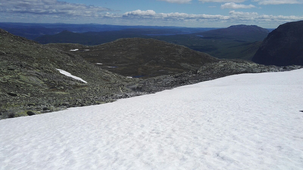 På vei ned fra Bergsfjellet mot østtoppen (i bildet), var det flere behagelige snøfelt å skli ned.