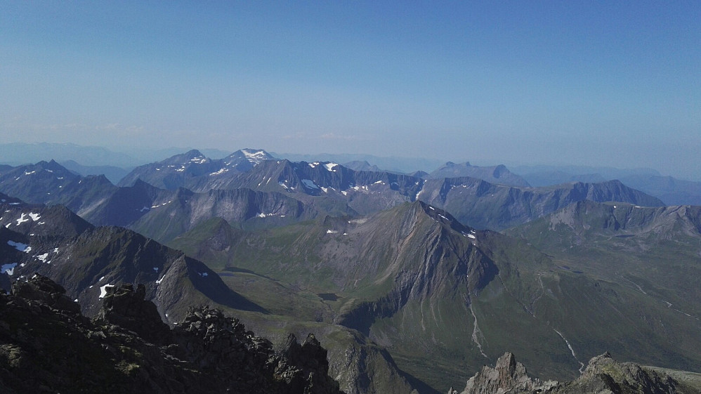 Utsikt fra Jønshorn mot sørvest. Saudehornet, som jeg gikk på neste dag, ligger bak i horisonten, litt til venstre, med en del snø i flankene.