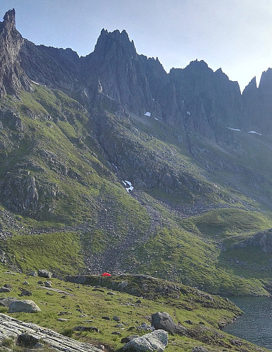 Dette bildet gir oversikt over ruta opp fra Molladalen; i de grønne brattene noe til venstre i bildet. Ruta kommer opp på vestegga like ved Molladalsgubben (helt til venstre i bildet).