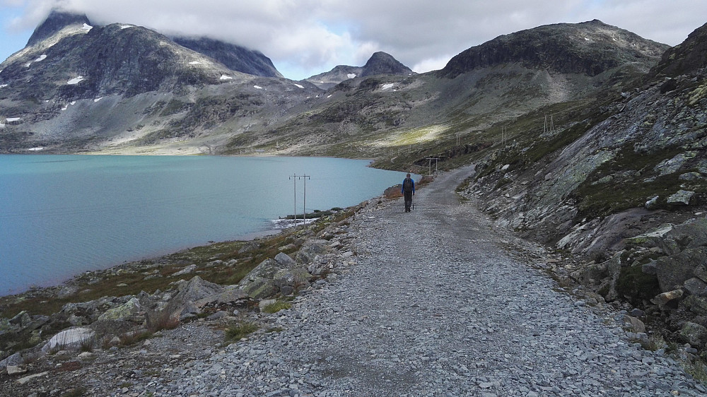 Inn anleggsveien videre, som er stengt med bom. Falketind til venstre, er i ferd med å riste av seg skyene.