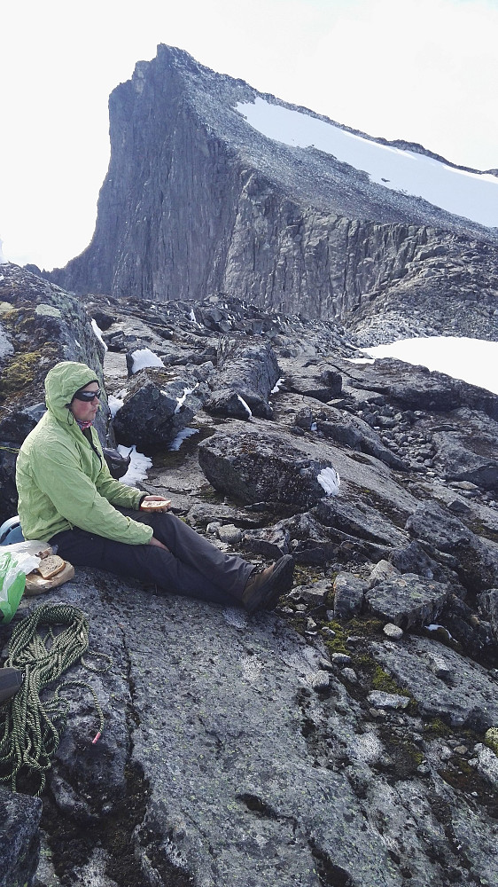 Matpause oppe på ryggen. Det blåste litt surt her, men skyene var forsvunnet fra toppene i alle fall. Falketind bak.