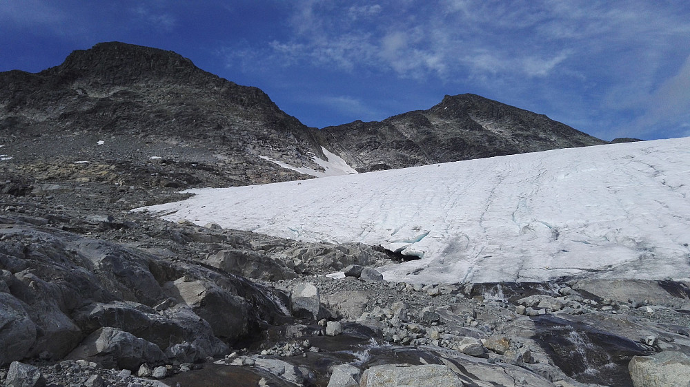 Tilbakeblikk på sørflanken på Stølsnostind, etter at vi er ferdige med breen, som var en kort seanse.