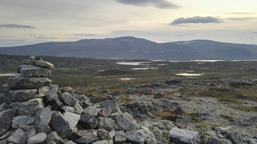 Mot Storivilen, som jeg har besøkt for noen år siden på ski. Den gangen startet jeg omtrent der jeg var nå.