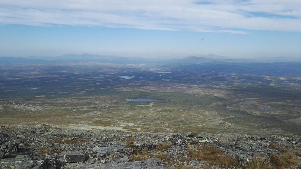 Helagsfjället, høyest i Härjedalen, anes noe til venstre i horisonten. Denne er på samlelista mi, men helst på ski.