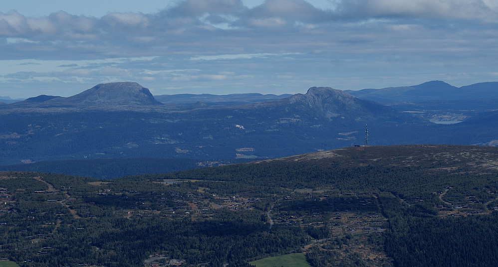 Toppen av Ålfjell i forgrunnen, med Rundemellen bak til venstre og Skarvemellen til høyre.