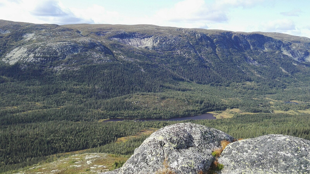 Tvers over Vidalen; opp mot et punkt jeg må besøke en dag, da det er sørligste punkt i Sør-Aurdal kommune.