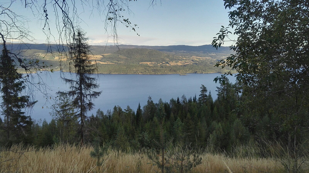 Utsikt mot Randsfjorden, fra veien opp.