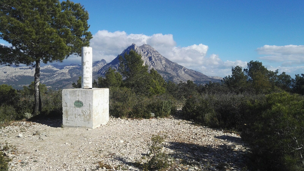 Toppvarden, med Puig Campana ruvende i bakgrunnen i nordøst.