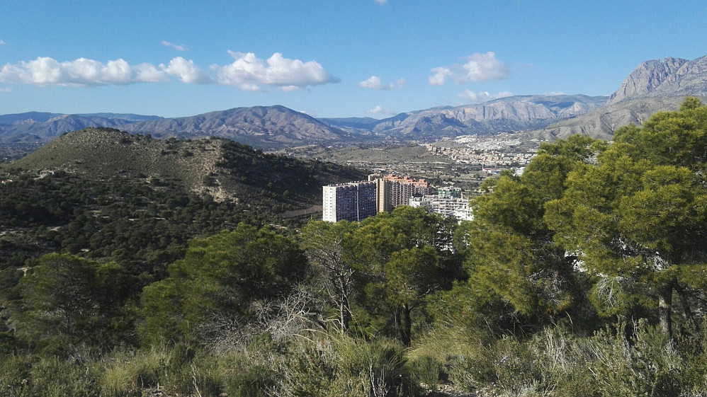 På Torre el Aguilo, mot vest i retning av Castilla. Boligtoppene i La Cala ligger like til høyre for toppen.