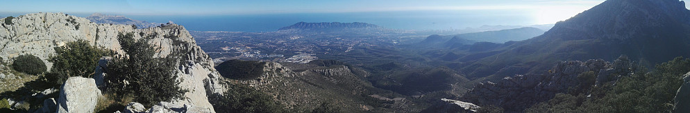 Panorama mot sør, Sierra Helada rett fram, og med Puig Campana til høyre (toppen skåret bort).