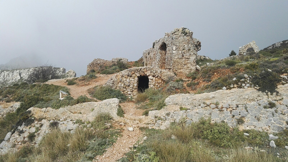 Ruinene ved Font de Bernia. Herfra går en opp mot Bernia.